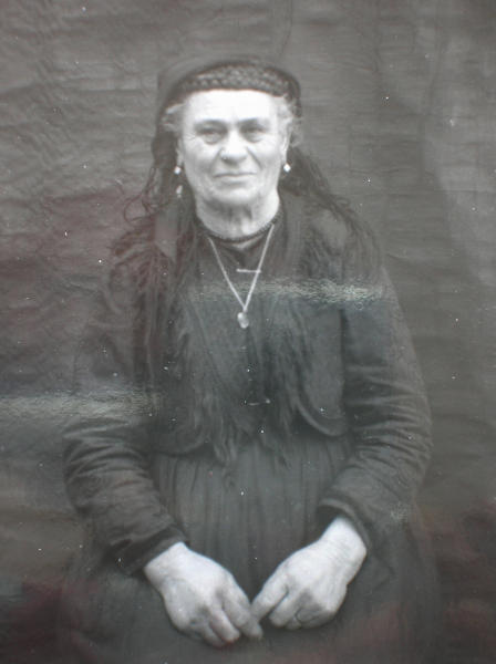 Ritratto di donna in abito tradizionale